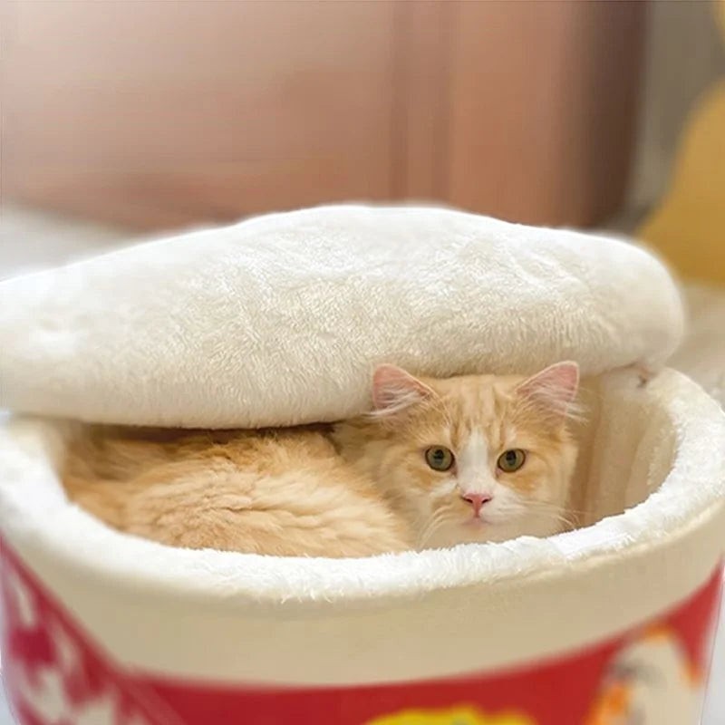 Chaton roux confortablement installé dans un panier Esprit Chat en coton doux avec couvercle moelleux