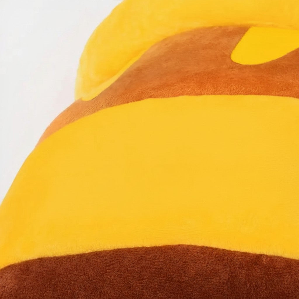 Gros plan sur le tissu doux en coton jaune et marron du panier fermé pour chat Esprit Chat