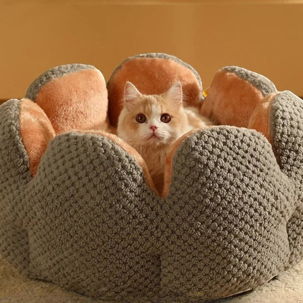 Panier Esprit Chat en forme de fleur en polaire corail douce, bicolore gris et orange, avec un chat à l'intérieur.