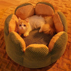 Panier Esprit Chat en forme de fleur en polaire corail douce, vert et orange, avec un chaton installé à l'intérieur.