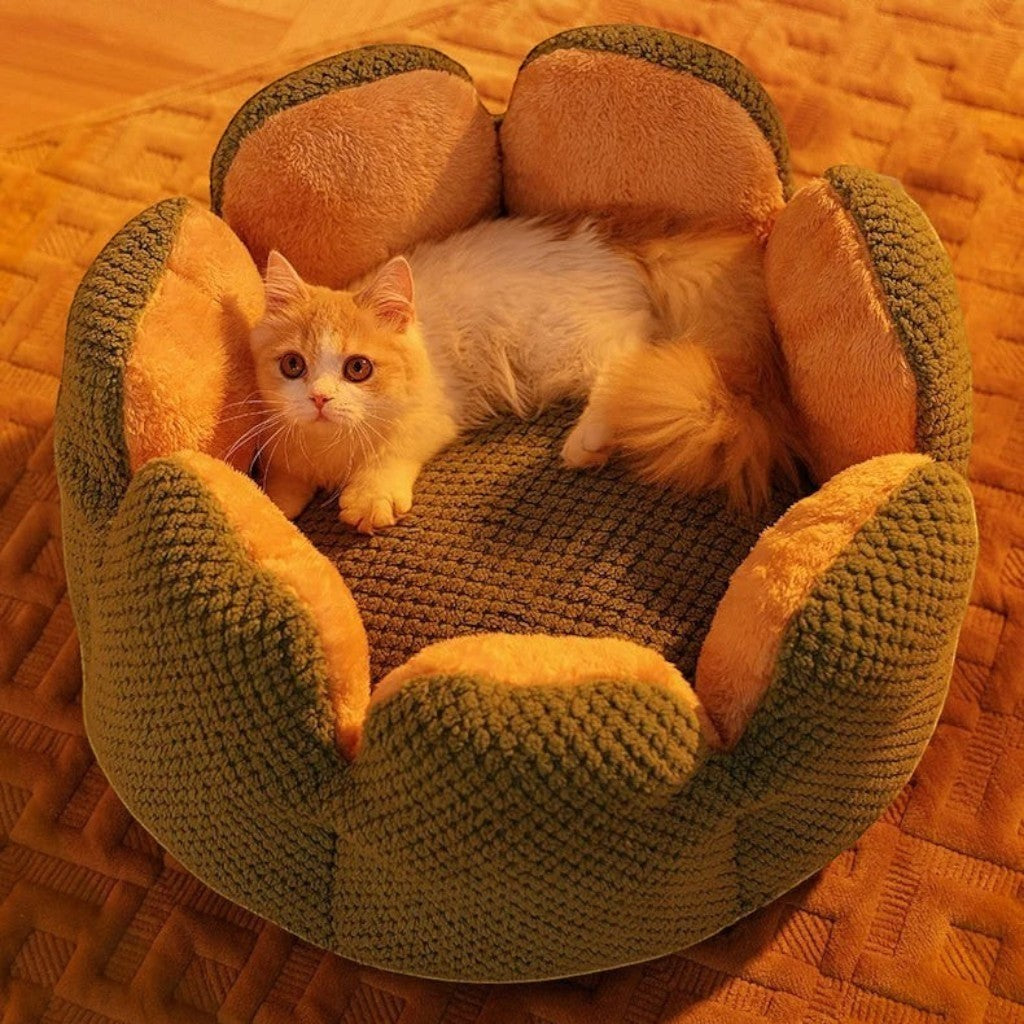 Panier Esprit Chat en forme de fleur en polaire corail douce, vert et orange, avec un chaton installé à l'intérieur.