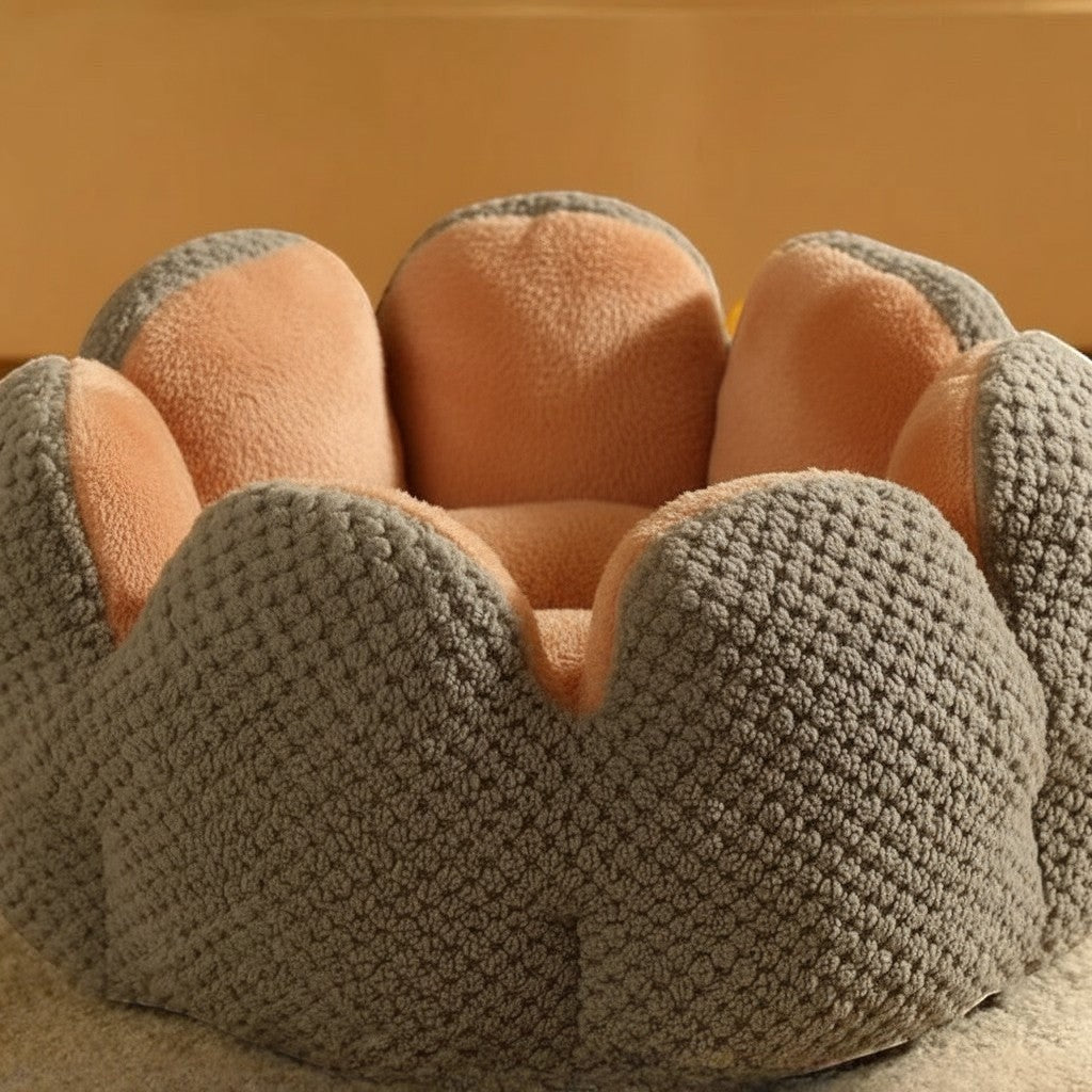 Panier pour chat Esprit Chat en forme de fleur, en polaire corail douce bicolore gris et pêche pour un confort optimal.