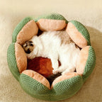 Panier Esprit Chat en forme de fleur en polaire corail douce avec un chat qui dort confortablement à l'intérieur