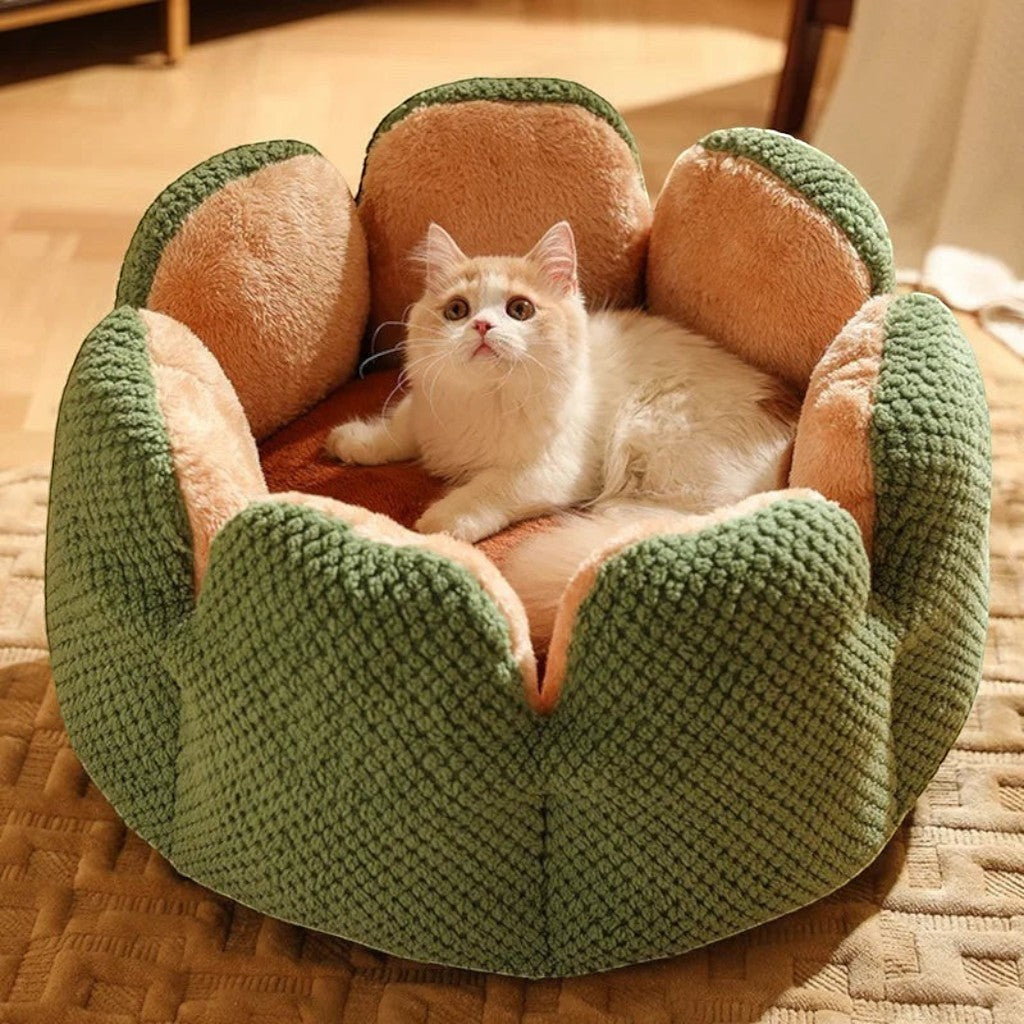 Panier Esprit Chat en forme de fleur en polaire corail douce, vert et beige, avec un chat installé confortablement.