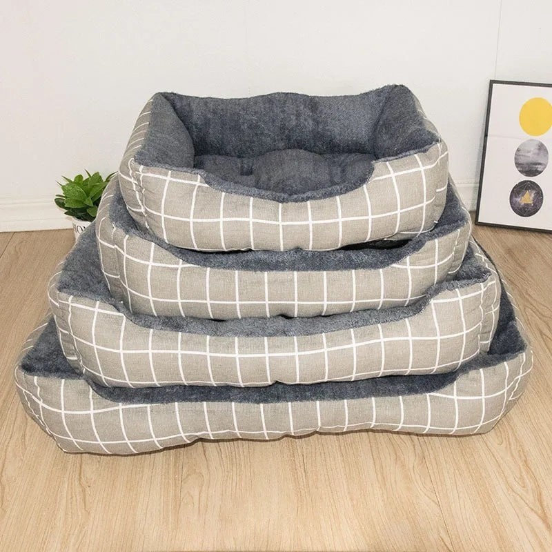 Panier Esprit Chat gris à carreaux avec intérieur en peluche douce pour le confort de votre animal