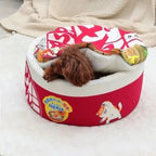 Petit chien brun blotti dans un panier pour chat Esprit Chat original en forme de bol de nouilles en coton rouge