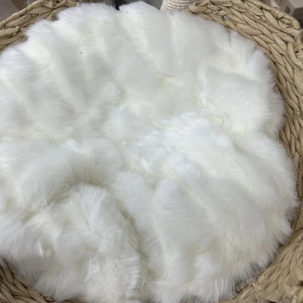 Panier douillet en osier avec coussin en fausse fourrure blanche pour chat, par Esprit Chat