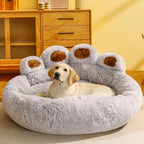 Panier Esprit Chat en forme de patte d'animal gris et moelleux avec un chien labrador couché confortablement dedans