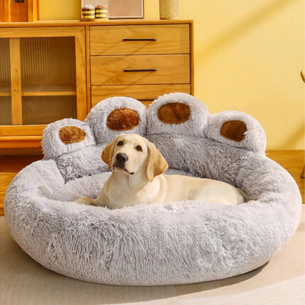 Panier Esprit Chat en forme de patte d'animal gris et moelleux avec un chien labrador couché confortablement dedans
