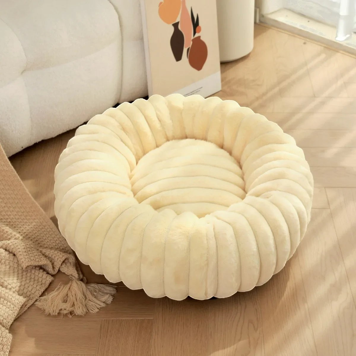 Panier rond Esprit Chat en peluche beige douce pour le confort hivernal de votre animal de compagnie