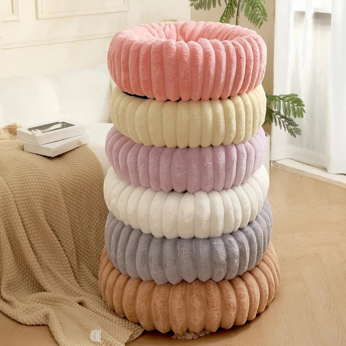Piles de paniers ronds Esprit Chat en peluche douce de différentes couleurs pour le confort des animaux