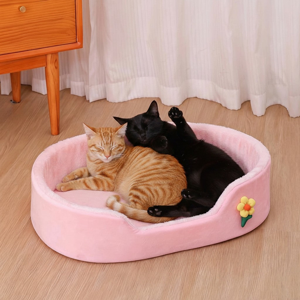 Panier pour chat Esprit Chat rose en coton avec bords surélevés et motif fleur, deux chats dormant confortablement.