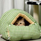 Chat dans un panier Esprit Chat en tissu à carreaux vert et blanc, confortable et douillet