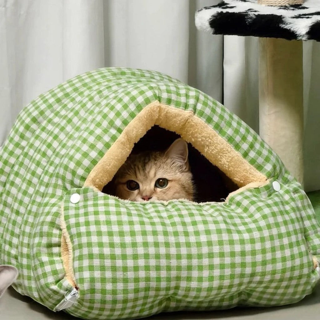 Chat dans un panier Esprit Chat en tissu à carreaux vert et blanc, confortable et douillet