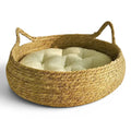 Panier tressé Esprit Chat en bambou naturel avec coussin blanc moelleux et anses en forme d'oreilles de chat