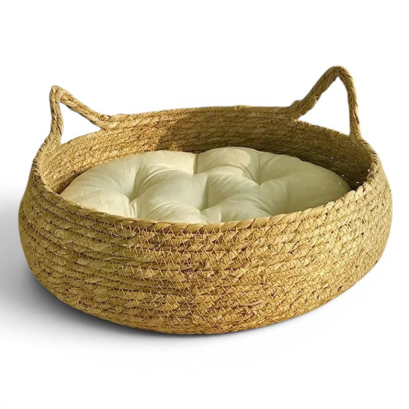 Panier tressé Esprit Chat en bambou naturel avec coussin blanc moelleux et anses en forme d'oreilles de chat