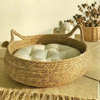 Panier tressé Esprit Chat en bambou naturel avec coussin blanc moelleux et oreilles de chat décoratives