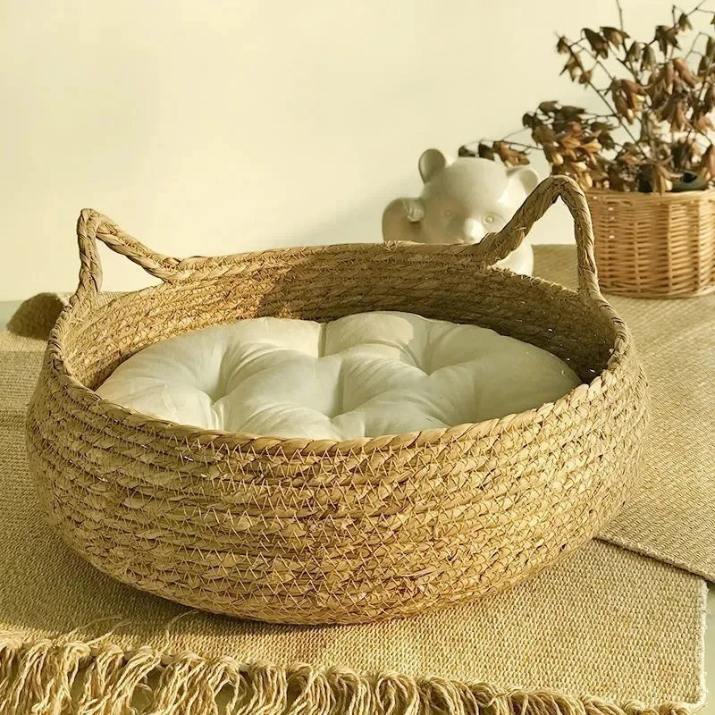 Panier tressé Esprit Chat en bambou naturel avec coussin blanc moelleux et oreilles de chat décoratives