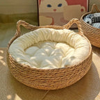 Panier tressé en bambou Esprit Chat pour chat avec coussin beige moelleux et anses en forme d'oreilles
