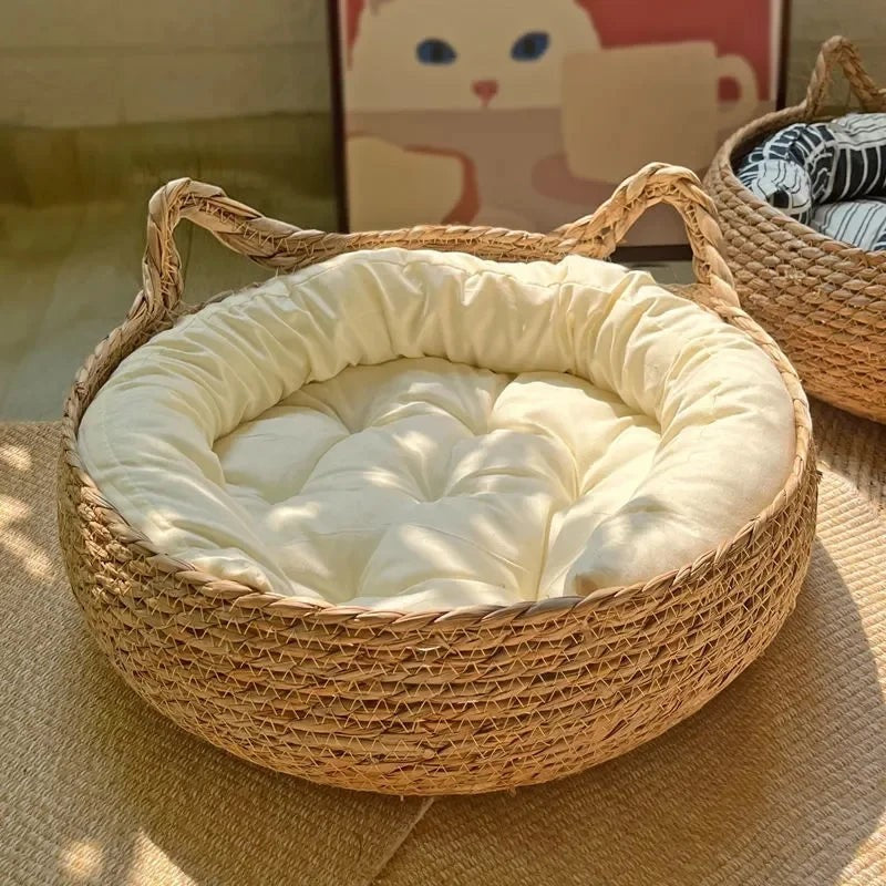 Panier tressé en bambou Esprit Chat pour chat avec coussin beige moelleux et anses en forme d'oreilles
