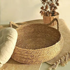 Panier tressé en bambou Esprit Chat pour le repos des chats avec poignées intégrées et coussin beige