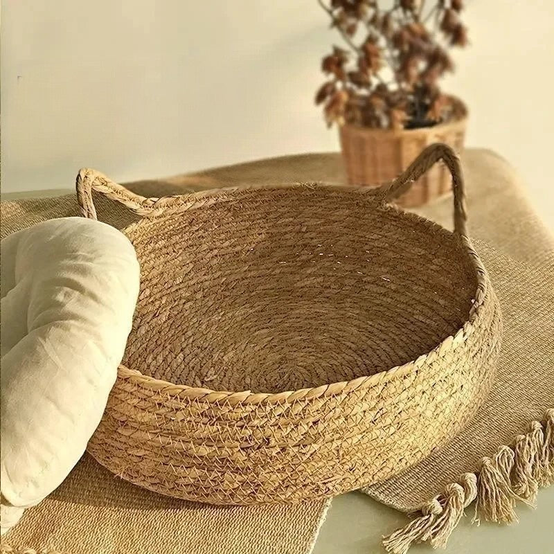 Panier tressé en bambou Esprit Chat pour le repos des chats avec poignées intégrées et coussin beige