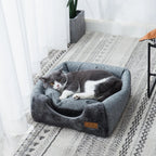 Chat gris et blanc couché dans un panier Esprit Chat en velours gris confortable et douillet