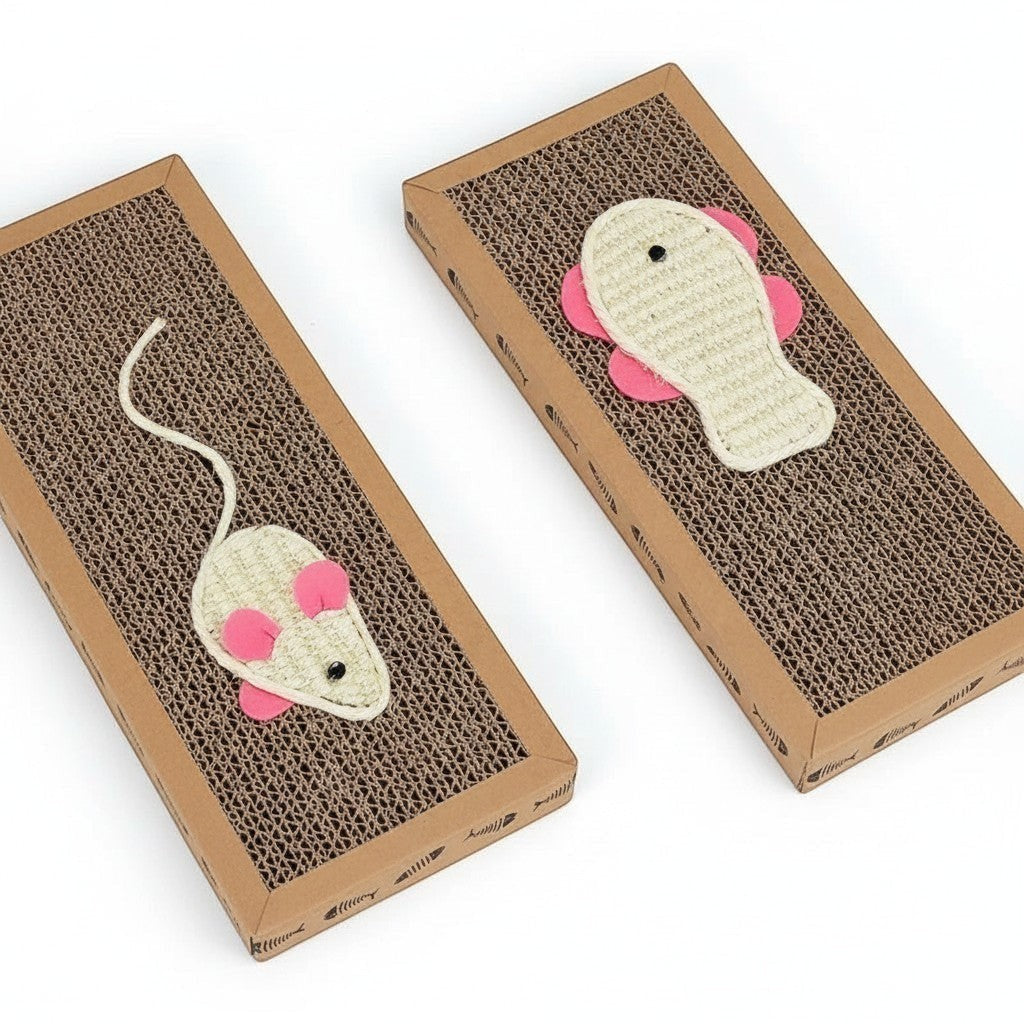 Planche griffoir pour chat Esprit Chat en carton ondulé avec jouets souris et poisson roses.