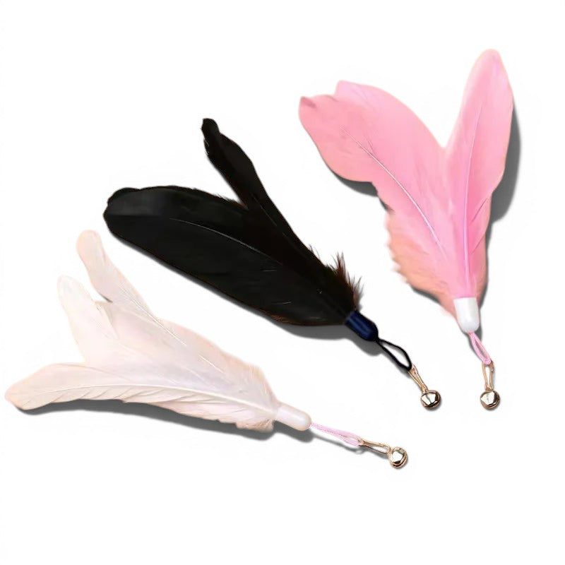 Lot de trois plumes de rechange Esprit Chat pour jouet interactif, en blanc, noir et rose avec grelot intégré.