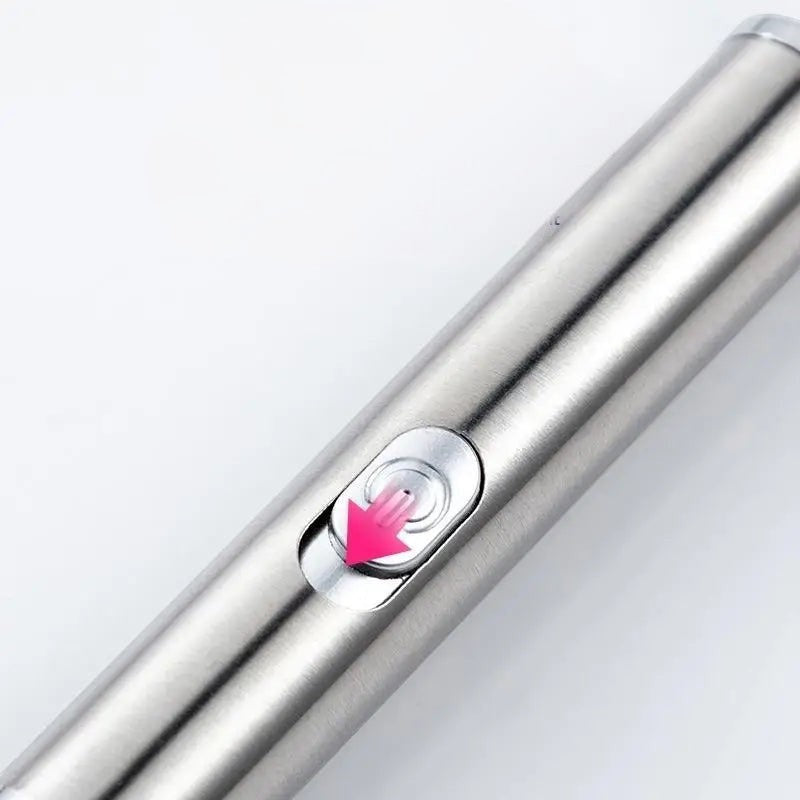 Pointeur laser Esprit Chat en acier inoxydable pour divertir les chats avec divers motifs lumineux.