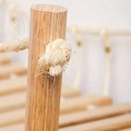 Détail d'un pont en bois pour chat Esprit Chat avec poteau naturel et corde de fixation robuste
