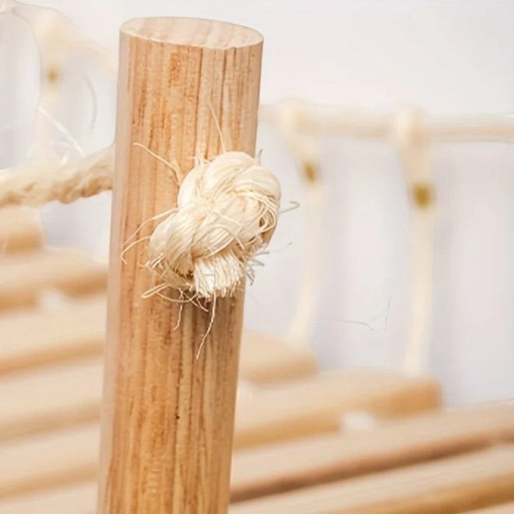 Détail d'un pont en bois pour chat Esprit Chat avec poteau naturel et corde de fixation robuste