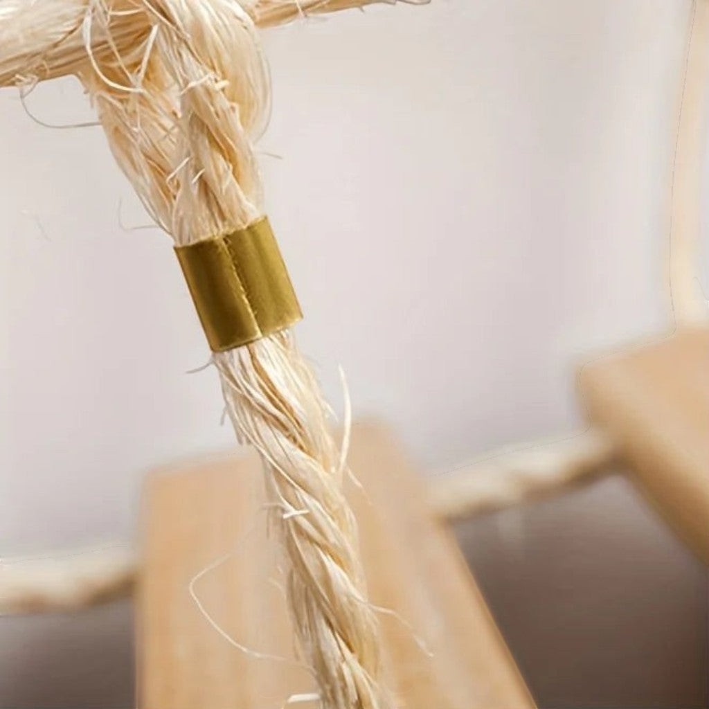 Détail de la corde en sisal naturel avec attache métallique sur le pont en bois pour chat Esprit Chat
