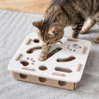 Chat jouant avec un puzzle interactif en feutre Esprit Chat, doté de trous et d'une balle à grelot pour stimuler l'instinct