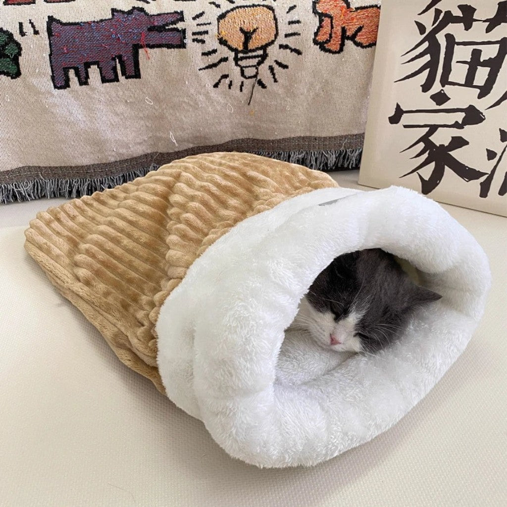 Chat dormant dans un sac de couchage Esprit Chat en velours côtelé beige et intérieur en peluche blanche douce