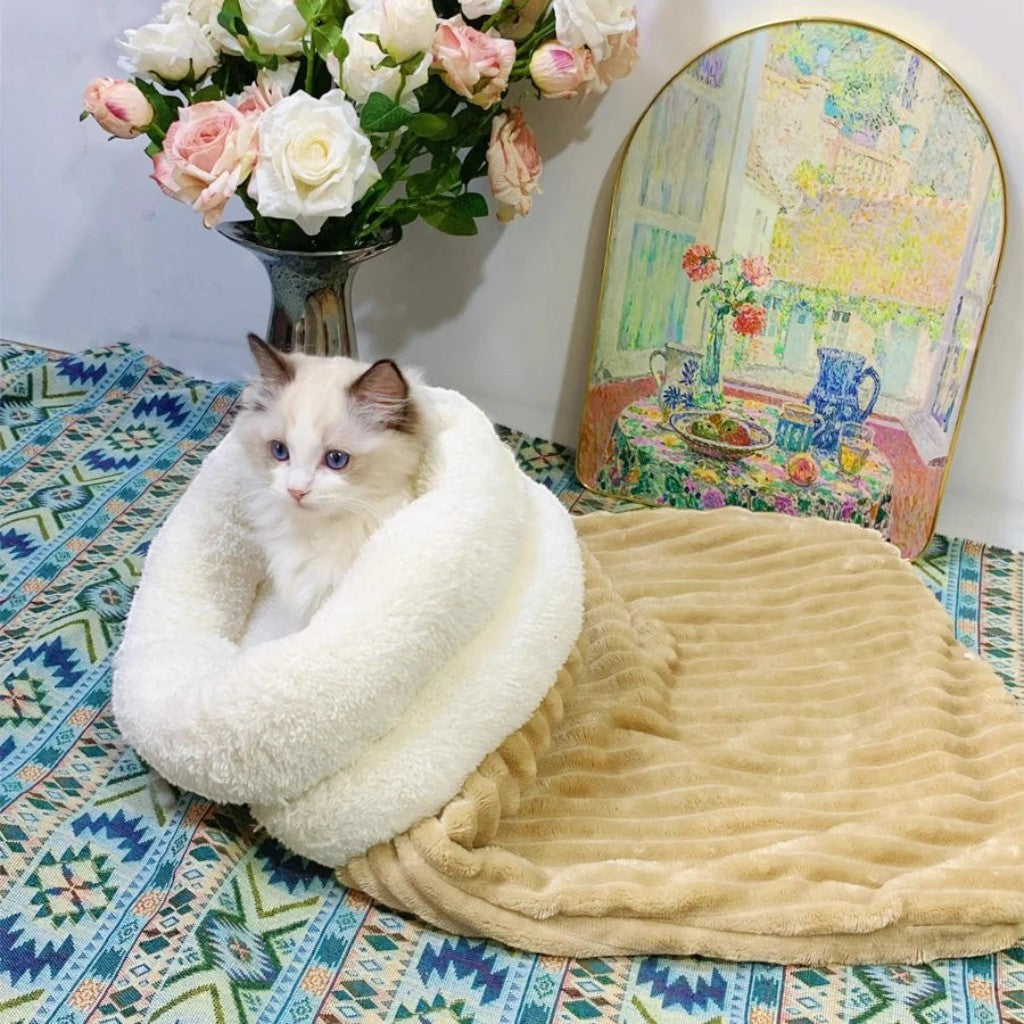Chat Ragdoll assis dans un sac de couchage Esprit Chat en peluche douce beige et blanc pour un confort optimal