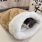 Sac de couchage Esprit Chat en peluche douce beige et blanc pour chat dormant confortablement