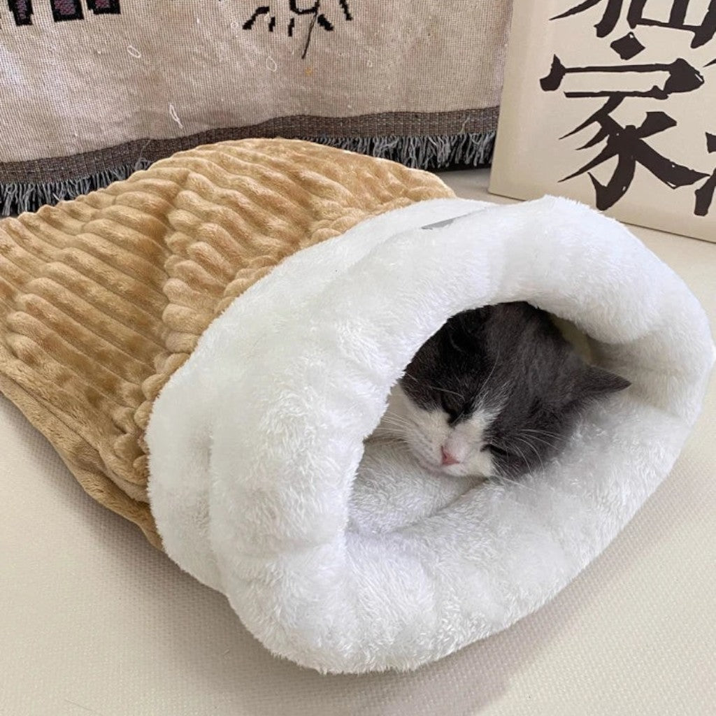 Sac de couchage Esprit Chat en peluche douce beige et blanc pour chat dormant confortablement