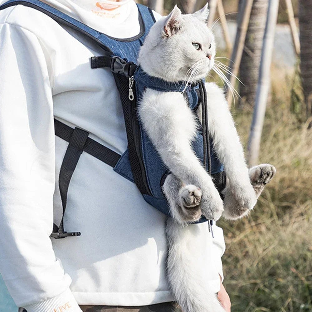 Sac à dos Esprit Chat bleu en nylon pour transporter un chat avec les pattes à l'extérieur, porté sur la poitrine.