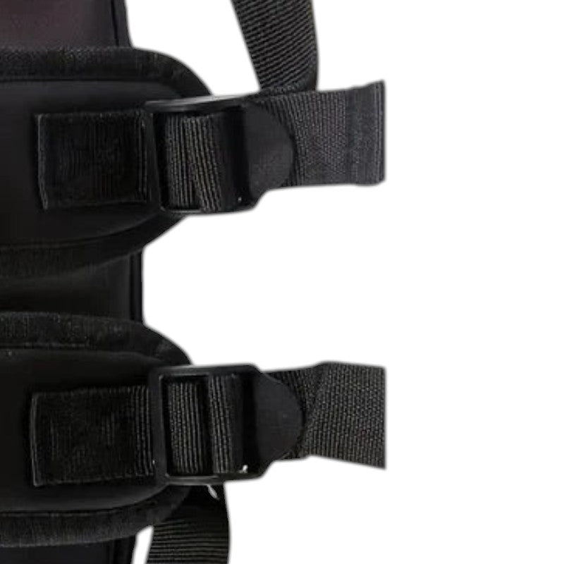 Détail des sangles et boucles réglables noires du sac à dos de transport Esprit Chat en nylon respirant