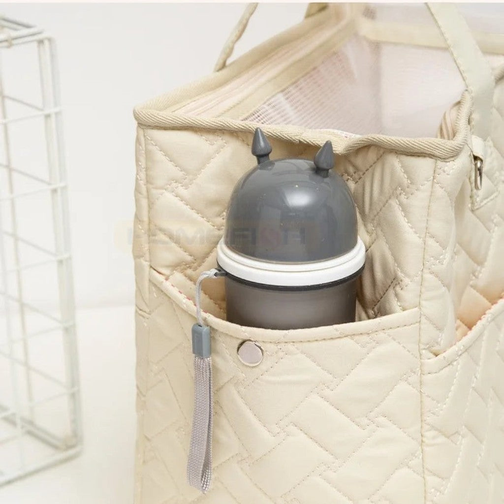 Sac de transport Esprit Chat beige matelassé avec poche latérale contenant une gourde grise pour animal