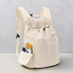 Sac de transport Esprit Chat beige souple pour chat, style sac à dos avec poches latérales pour accessoires de voyage.