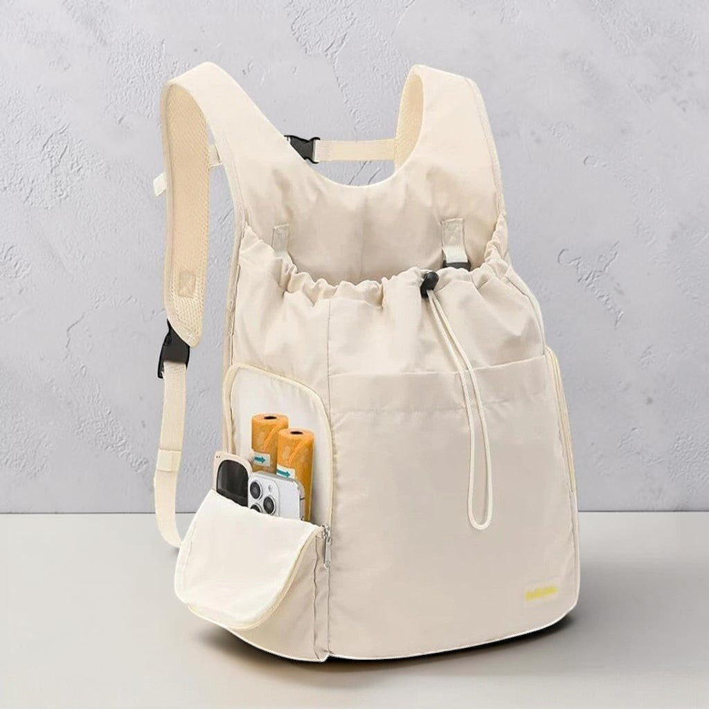 Sac de transport Esprit Chat beige souple pour chat, style sac à dos avec poches latérales pour accessoires de voyage.