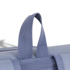 Gros plan sur la poignée robuste en nylon bleu du sac de transport pour chat Esprit Chat