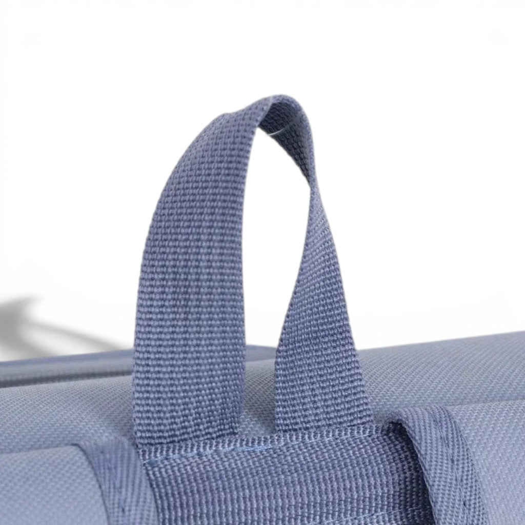 Gros plan sur la poignée robuste en nylon bleu du sac de transport pour chat Esprit Chat
