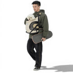 Homme portant un sac de transport Esprit Chat en nylon beige et noir pour chien sur un banc ou en marchant