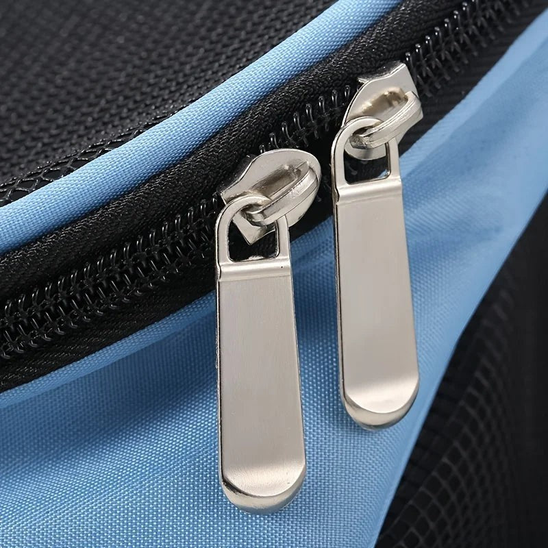 Gros plan sur les fermetures éclair métalliques robustes du sac à dos de transport Esprit Chat bleu et noir