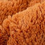 Gros plan sur la texture en fausse fourrure douce et chaude de couleur marron du sac de transport Esprit Chat