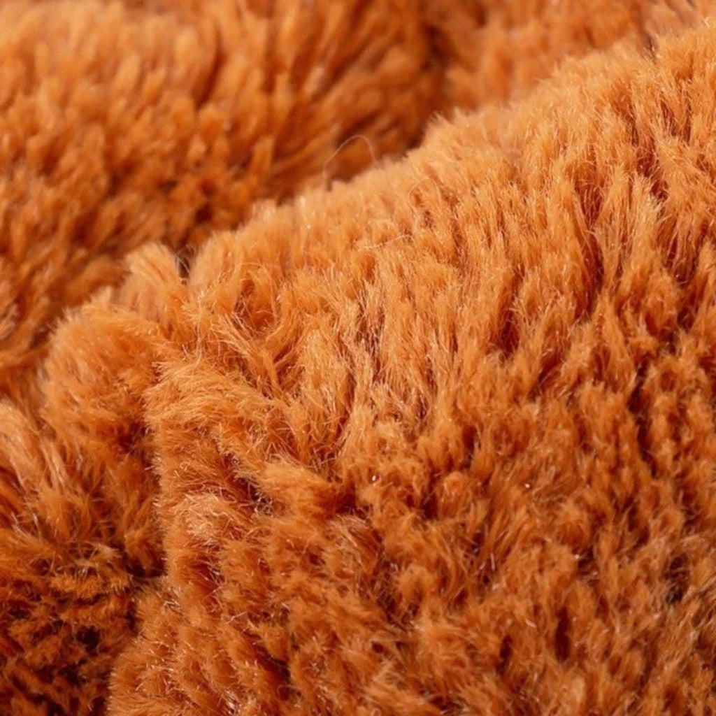 Gros plan sur la texture en fausse fourrure douce et chaude de couleur marron du sac de transport Esprit Chat