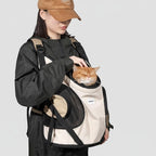 Sac de transport Esprit Chat pliable en nylon beige pour chat, porté en bandoulière par une femme